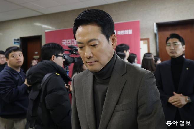 국민의힘 장동혁 대표가 19일 서울 여의도 국회에서 열린 최고위원회의를 마친 뒤 굳은 표정으로 회의실을 나서고 있다. 박형기 기자 oneshot@donga.com