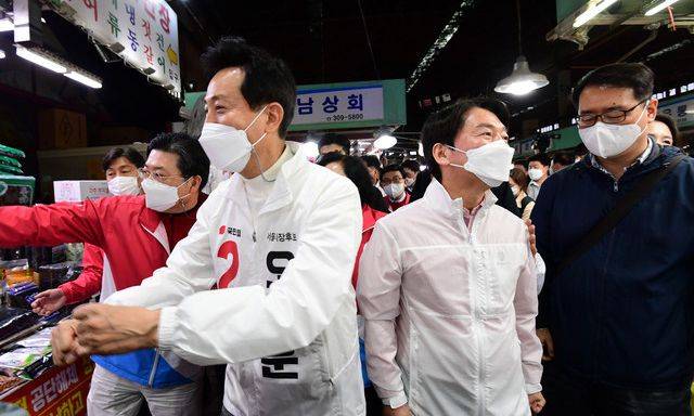 지난 2021년 3월 서울시장 후보로 나섰던 오세훈 시장이 안철수 공동선대위원장과 함께 흰색 점퍼를 입고서울 마포구 마포농수산물시장을 찾아 지지를 호소하고 있다. /사진=뉴시스