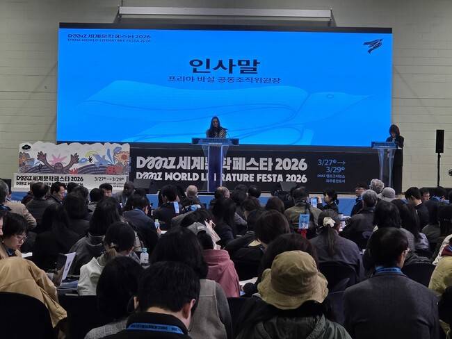 27일 오전 비무장지대(DMZ) 캠프그리브스에서 열린 ‘DMZ세계문학페스타 2026’ 개막식에서 공동조직위원장인 독일·인도계 영국 작가 프리야 바실이 인사말을 하고 있다. DMZ세계문학페스타 조직위원회 제공