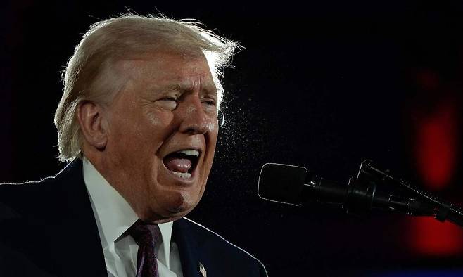 도널드 트럼프 미국 대통령이 25일(현지시각) 미국 워싱턴 유니언 스테이션에서 열린 전국공화당의회위원회(NRCC) 연례 모금 만찬에서 연설하고 있다. AFP 연합뉴스