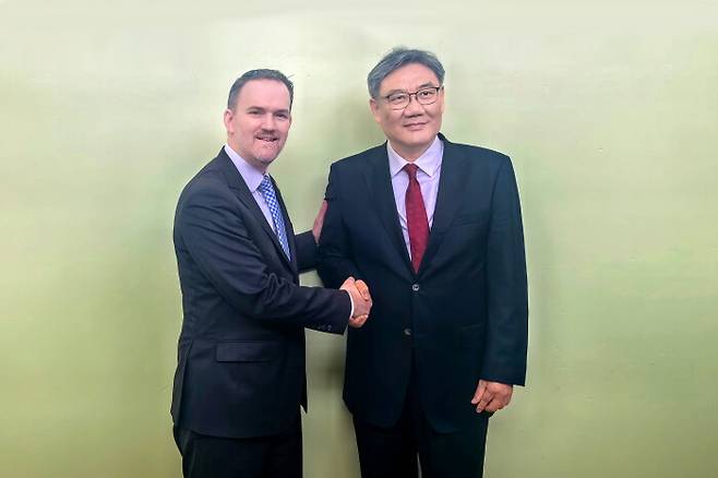 26일(현지시각) 왕원타오 중국 상무부장과 제이미슨 그리어 미 무역대표부(USTR) 대표가 카메룬 야운데에서 열린 세계무역기구(WTO) 14차 각료회의 참석을 계기로 만났다. 중국 상무부 갈무리