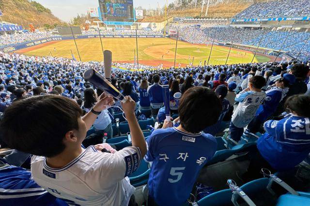 22일 대구 삼성라이온즈파크에서 열린 프로야구 삼성과 LG의 시범경기에서 관중석이 팬들로 가득 차 있다. 연합뉴스