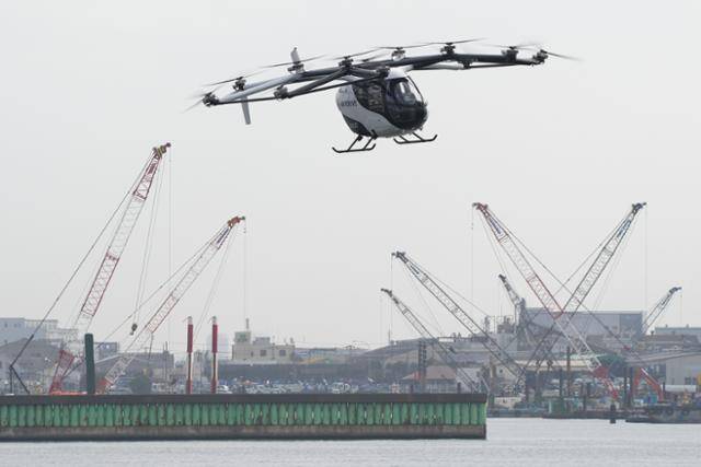 일본 플라잉카 제조업체 스카이드라이브의 전기수직이착륙기(eVTOL) 플라잉카가 지난달 24일 일본 도쿄에서 시연 운항하고 있다. 도쿄=AP 뉴시스