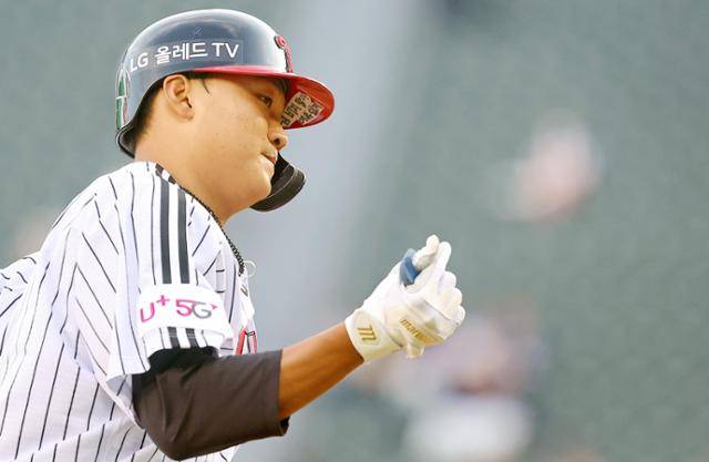 2022년 5월 24일 키움 히어로즈와의 홈경기에서 LG 이재원이 3회말 1점 홈런을 친 뒤 더그아웃을 향해 손가락 하트를 만들어 보이고 있다. 연합뉴스