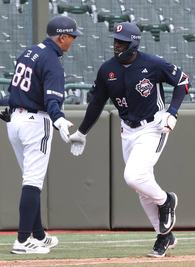 <yonhap photo-6147="">19일 부산 사직야구장에서 열린 프로야구 두산 베어스와 롯데 자이언츠의 시범경기. 5회 초 1사 2, 3루에서 두산 카메론이 좌중월 3점 홈런을 치고 3루 베이스를 돌고 있다. 2026.3.19 [연합뉴스]</yonhap>