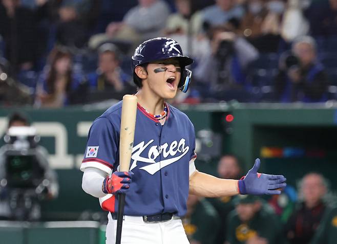 <yonhap photo-7603="">9일 일본 도쿄돔에서 열린 2026 월드베이스볼클래식(WBC) C조 조별리그 최종전 대한민국과 호주의 경기. 9회초 무사 한국 김도영이 볼넷 출루에 환호하고 있다. 2026.3.9 [연합뉴스]</yonhap>