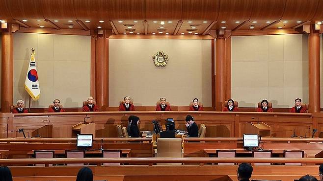 김상환 헌법재판소장을 비롯한 헌법재판관들이 26일 서울 종로구 헌법재판소 대심판정에서 열린 3월 심판사건 선고를 위해 착석해 있다.