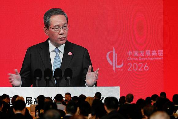 리창 중국 국무원 총리가 지난 22일 베이징 댜오위타이 국빈관에서 열린 중국발전고위포럼(CDF) 개막식에서 연설하는 모습이 대형 스크린을 통해 생중계되고 있다.2026년 3월 22일. [사진=연합뉴스/AFP]