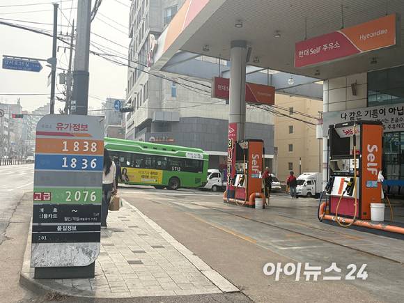 2차 최고가격제가 시행된 첫날인 27일 서울 시내 한 주유소의 모습. [사진=이한얼 기자]