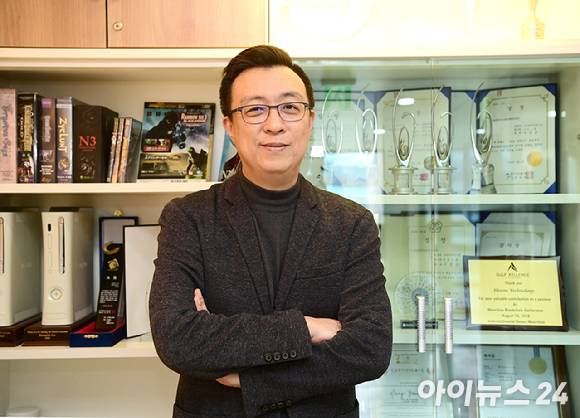 이상윤 블룸테크놀로지 대표가 24일 경기 성남시 분당구 판교로 블룸테크놀로지에서 진행된 아이뉴스24와의 인터뷰에 앞서 포즈를 취하고 있다. [사진=정소희 기자]
