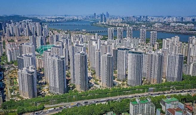 브랜드 패널 회원 3만 명이 평가한 결과 아파트 부문에선 GS건설의 자이가 선정됐다. [사진 각 사]