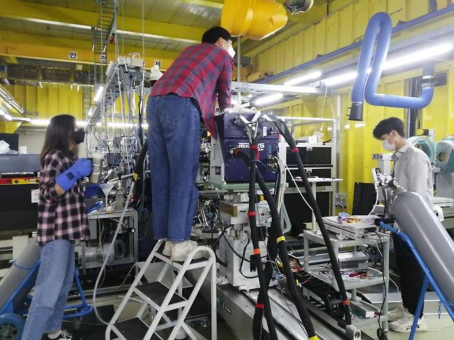 김경환 포항공대 교수 연구팀이 10조분의 1초 단위로 분자의 움직임을 측정할 수 있는 ‘X선 자유전자 레이저’(포항 4세대 가속기)를 이용해 물의 ‘액체·액체 임계점’을 관측하는 실험을 하고 있다. 사진 김경환 교수