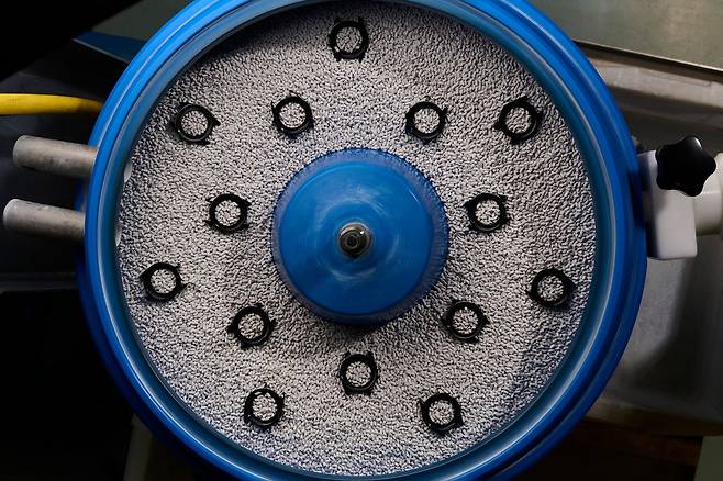 J12 워치의 하이테크 세라믹 케이스 연마 공정. 샤넬은 세라믹 케이스를 직접 만든다. 사진 샤넬 워치