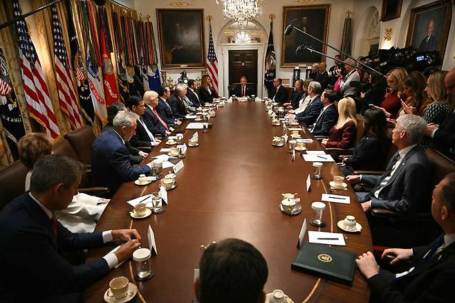 26일(현지시간) 미국 워싱턴 DC 백악관에서 도널드 트럼프 대통령 주재하에 각료 회의가 진행되고 있다. AFP=연합뉴스