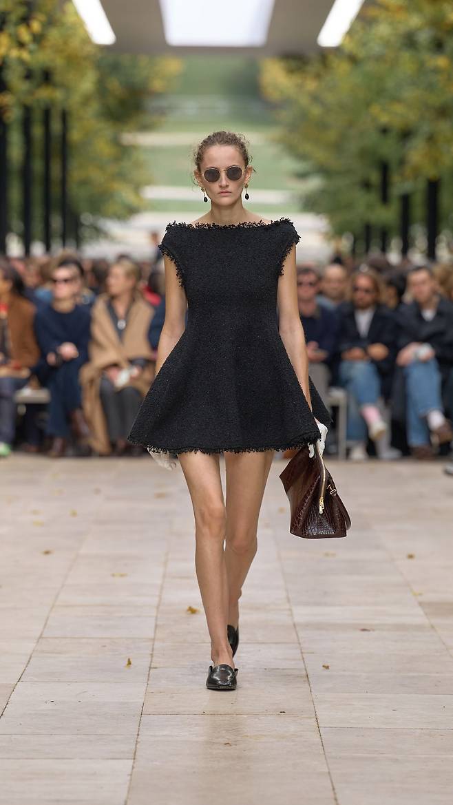 컬렉션 쇼에 첫 번째 룩으로 등장한 블랙 미니 드레스. 사진 셀린느