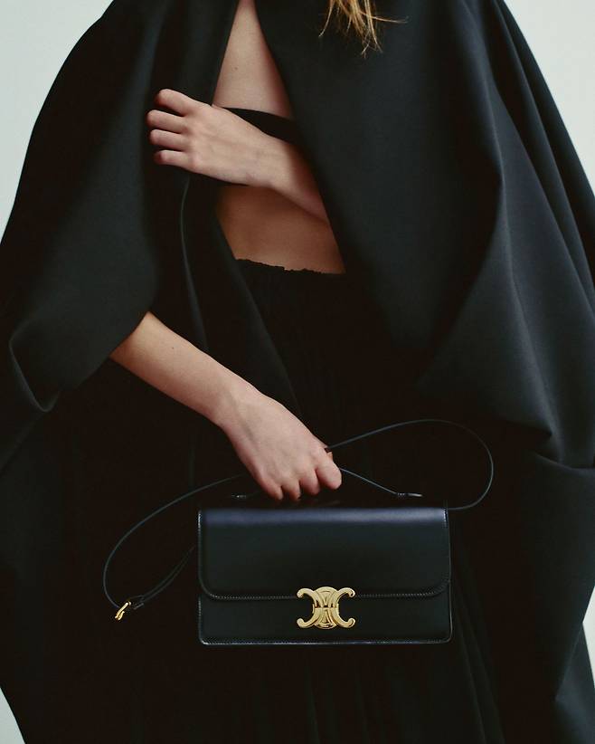 가로가 길게 비율을 변경해 재해석한 트리옹프 폴리오 백 사진 셀린느