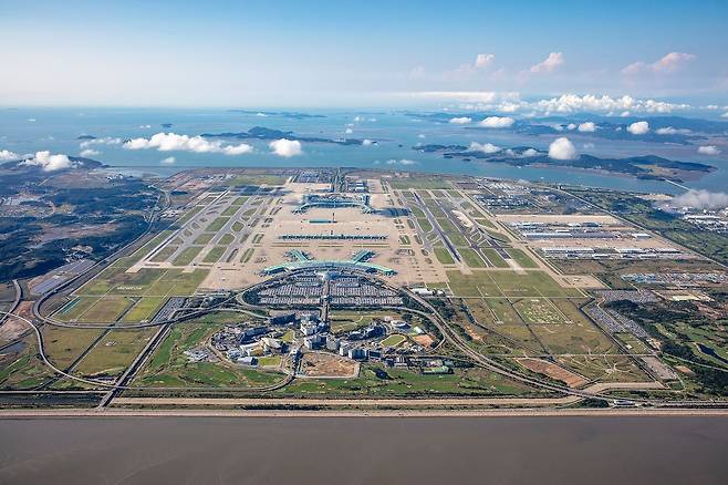 인천국제공항 제1·2여객터미널과 계류장, 활주로 전경. 사진 인천국제공항공사