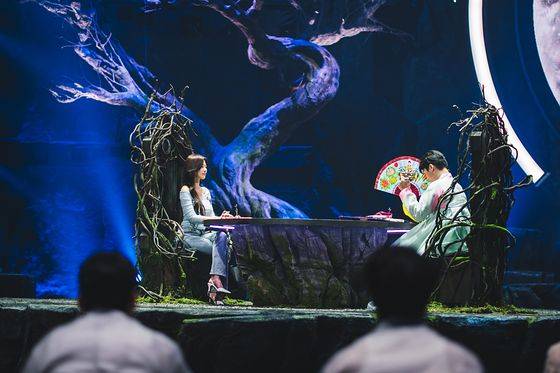 '운명전쟁49'의 한 장면. 노슬비와 지선도령이 서로의 점사를 보는 맞대결을 펼치고 있다. [사진 디즈니플러스]