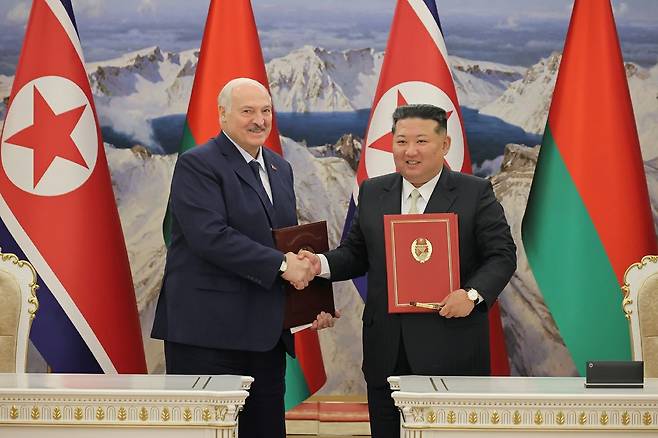 북한 노동당 기관지 노동신문은 27일 "김정은 동지께서 3월 26일 우리나라를 공식 방문하고 있는 벨라루씨 공화국 대통령 알렉산드로 루카셴코 동지와 회담했다"고 보도했다. 이들은 '친선 및 협조에 관한 조약'을 체결하고 외교·공보·농업·교육·보건 등 여러 분야에서의 협조에 관한 합의 문건도 체결됐다고 전했다. 뉴스1