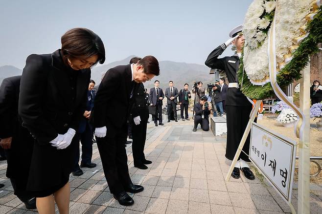 재명 대통령과 김혜경 여사가 27일 오전 대전 유성구 국립대전현충원에서 열린 제11회 서해수호의 날 기념식에 앞서 제2연평해전 및 연평도 포격전 전사자 묘역을 방문해 헌화하고 있다.