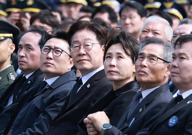 이재명 대통령과 김혜경 여사가 27일 국립대전현충원에서 열린 제11회 서해수호의 날 기념식에서 블랙이글스 기념비행을 보고 있다. 뉴시스