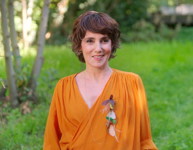 이번 반클리프 아펠의 잠실 '스프링 이즈 블루밍' 이벤트를 함께한 프랑스 아티스트 샬롯 가스토. 그는 27일 직접 이벤트 공간을 방문해 방문객들과 정원의 정취를 나눴다. 사진 반클리프 아펠