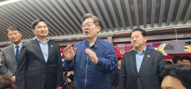 ▲ 이재명 대통령이 지난해 대선 기간 중 고성군 거진읍을 찾아 접경지 주민들에게 ‘평화가 곧 경제’라는 화두를 던지며 한반도의 항구적 평화공존론을 역설했다.