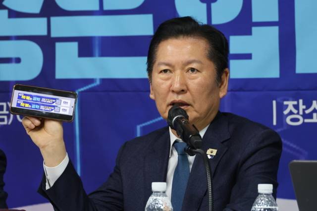 ▲ 더불어민주당 정청래 대표가 27일 세종시 아름동 민주당 세종시당에서 열린 현장 최고위원회의에서 ‘착! 붙는 공약’ 캠페인 참여를 호소하고 있다. 연합뉴스