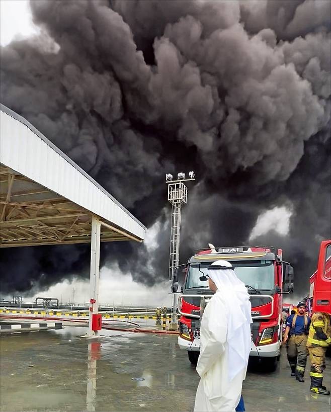 < 쿠웨이트 원유시설도 폭발 > 셰이크 압둘라 알사바흐 쿠웨이트 국방장관이 26일 쿠웨이트 국제공항을 시찰하던 중 이란의 드론 공격을 받은 원유시설을 살펴보고 있다. /AFP연합뉴스