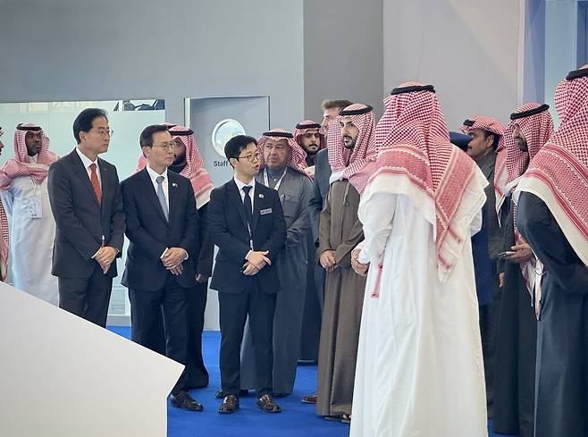 칼리드 빈 살만 사우디아라비아 국방부 장관이 리야드에서 열린 ‘국제방산전시회(WDS) 2026’에서 LIG넥스원 부스를 방문해 설명을 듣고 있다. 사진=LIG넥스원