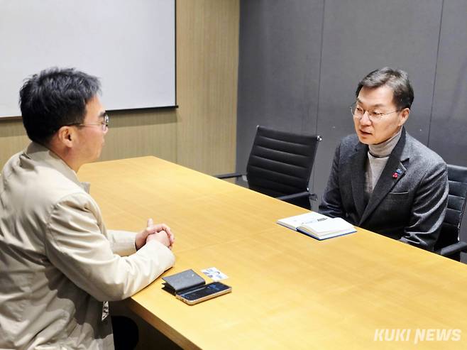 김중남 강릉시장 예비후보가 25일 강문동에 있는 세인트존스 호텔을 방문, 박진두 대표와 간담회를 갖고, 강문에서 안목에 이르는 해안 관광 산업의 미래를 논의하고 있다.