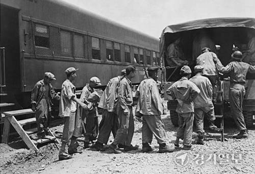 1953년 8월 5일 문산역에서 중공군 포로들을 호송하는 미군들. 김현국 파주향토연구가 제공