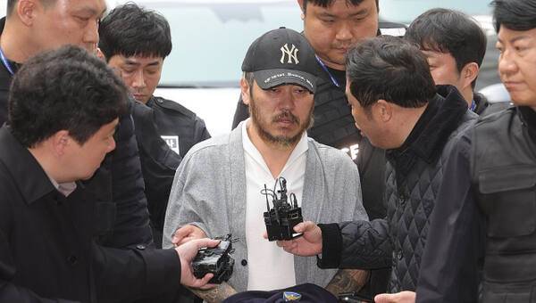 '마약왕' 박왕열이 27일 오전 의정부지방법원에서 구속 전 피의자 심문을 위해 법정으로 이동하고 있다. 연합뉴스