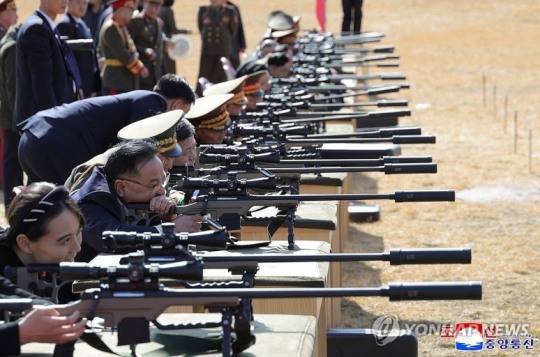 북한 노동당 간부들이 저격총으로 사격 연습을 하는 모습 [연합뉴스 자료사진]