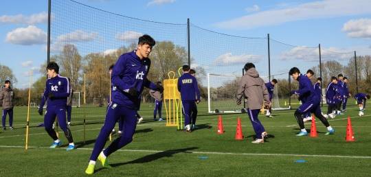 훈련하는 김민재. 사진(밀턴킨스[영국]=연합뉴스)