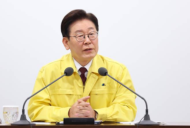 이재명 대통령이 지난 26일 충남 한국석유공사 서산 비축기지에서 열린 석유공사 및 석유화학기업 간담회에서 발언하고 있다. [연합뉴스]