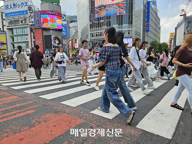 일본 도쿄의 시부야 도심을 지나가는 사람들. [도쿄 이승훈 특파원]