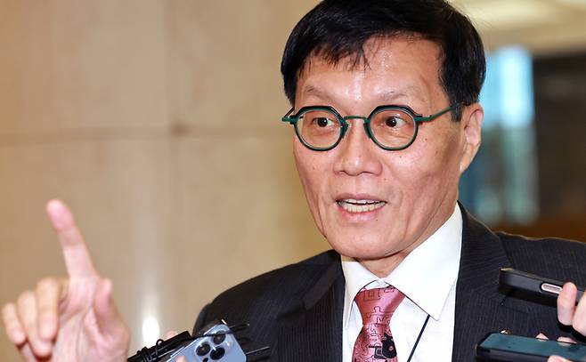 (서울=뉴스1) 이호윤 기자 = 이창용 한국은행 총재가 은행장 간담회에 참석하기 위해 23일 서울 중구 은행회관으로 들어서고 있다. 2026.3.23/뉴스1