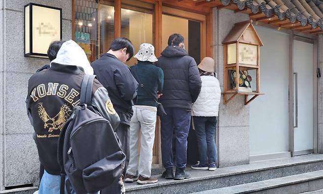 27일 돈가스를 4000원에 판매하는 서울 서대문구의 한 가게 앞에 사람들이 줄을 서 있다. 외식 물가가 급등하면서 이처럼 저렴한 식당 위치를 알려주는 온라인 서비스 '거지맵'이 인기를 얻고 있다.  이승환 기자