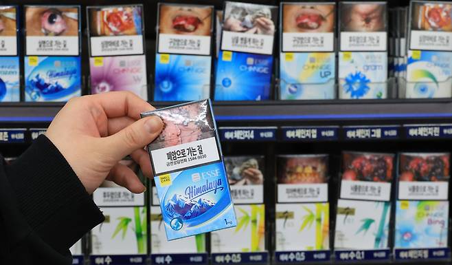 서울 한 편의점에서 점원이 진열된 담배 [연합뉴스]