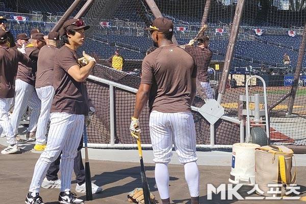 송성문이 타격 연습 도중 타이 프랜스와 이야기를 나누고 있다. 사진(美 샌디에이고)= 김재호 특파원