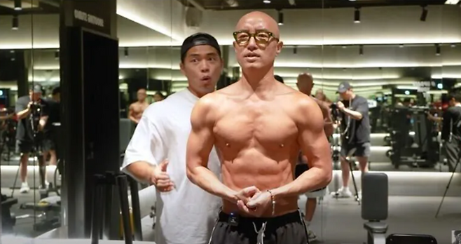 방송인 홍석천의 놀라운 몸 상태가 온라인을 뜨겁게 달구고 있다. / 사진 = 온라인 커뮤니티