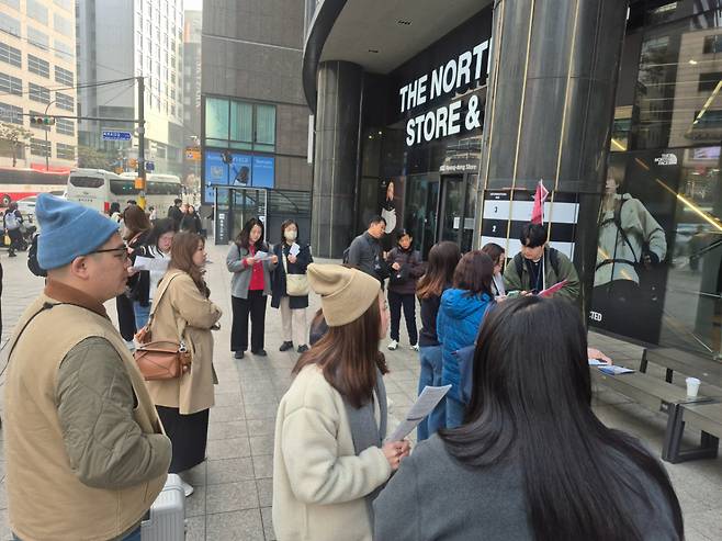'여주 프리미엄아울렛 원데이 투어'를 선택한 외국인관광객들이 명동에서 버스 탑승을 기다리고 있다. /사진제공=신세계사이먼