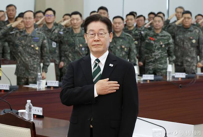 (서울=뉴스1) 허경 기자 = 이재명 대통령이 27일 서울 용산구 국방부에서 열린 전군 주요 지휘관 회의에서 국민의례를 하고 있다. (청와대통신사진기자단) 2026.3.27/뉴스1  Copyright (C) 뉴스1. All rights reserved. 무단 전재 및 재배포,  AI학습 이용 금지. /사진=(서울=뉴스1) 허경 기자