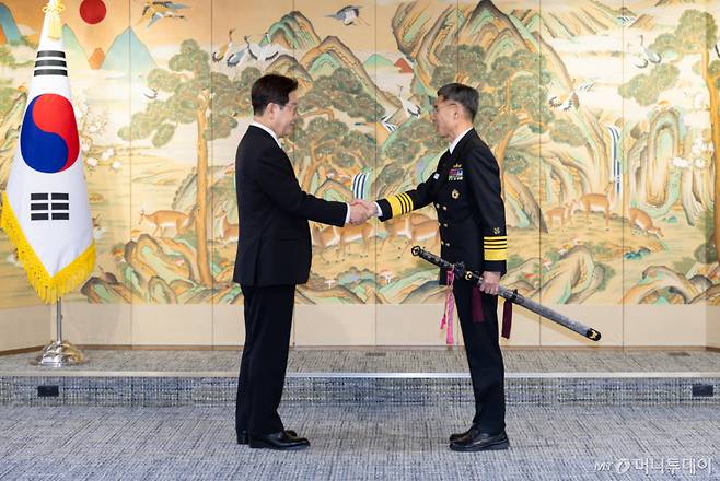 (서울=뉴스1) 허경 기자 = 이재명 대통령이 27일 서울 용산구 국방부에서 김경률 신임 해군참모총장에게 삼정검 수치를 수여하고 있다. (청와대 제공. 재판매 및 DB 금지) 2026.3.27/뉴스1  Copyright (C) 뉴스1. All rights reserved. 무단 전재 및 재배포,  AI학습 이용 금지. /사진=(서울=뉴스1) 허경 기자