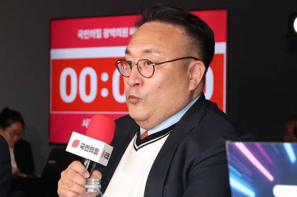 룸살롱 폭행 사건 등으로 방송계에서 퇴출된 방송인 이혁재가 국민의힘 광역의원 비례 청년 공개 오디션 심사위원을 맡아 파장이 생긴 가운데 입장을 밝혔다. 사진은 민의힘 '광역의원 비례 청년 오디션' 본선 심사위원인 방송인 이혁재가 지난 26일 오후 서울 여의도 중앙당사에서 열린 광역의원 청년 공개오디션 본선에서 발언 하는 모습. /사진=뉴시스