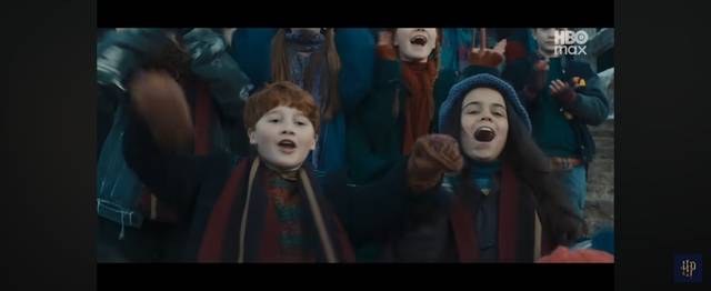 해리포터 3총사의 새 배우들. 론 위즐리(왼쪽)와 헤르미온느 그레인저가 퀴디치 경기에서 해리를 응원하는 모습. HBO맥스 제공