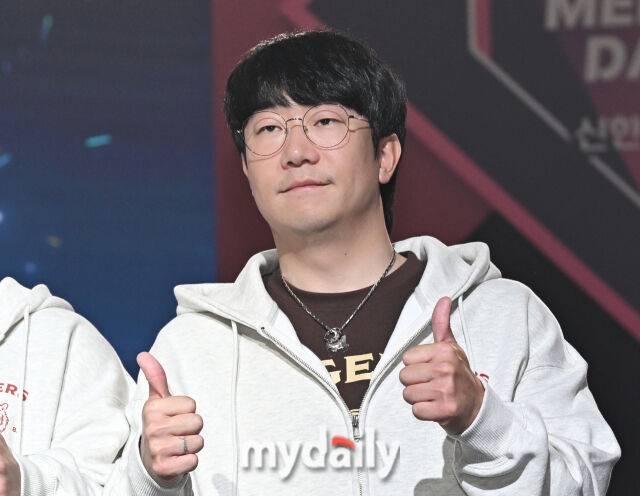 KIA 양현종이 26일 오후 서울 잠실 롯데호텔에서 진행된 '2026 신한SOL KBO리그 미디어데이'에서 포즈를 취하고 있다. '2026 신한SOL KBO리그 미디어데이'는 10개구단 감독 및 주장과 대표선수들이 참석해 2026 시즌에 대한 포부를 밝힌다. 이번 시즌에는 아시아쿼터 도입, 피치클락 단축, 비디오판독 범위 확대 등 다양한 변화가 시도된다. '2026 KBO리그'는 오는 28일 개막한다./마이데일리