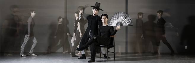 발레 ‘갓’ 윤별(오른쪽) 윤별컴퍼니 대표와 이은수 발레리노가 ‘갓’의 공연을 앞두고 연습실에서 포즈를 취하고 있다. 임세준 기자