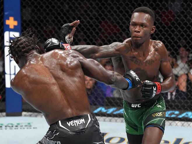 지난 2022년 UFC 276 제러드 캐노니어 전에서 펀치를 내고 있는 아데산야 [UFC 제공]